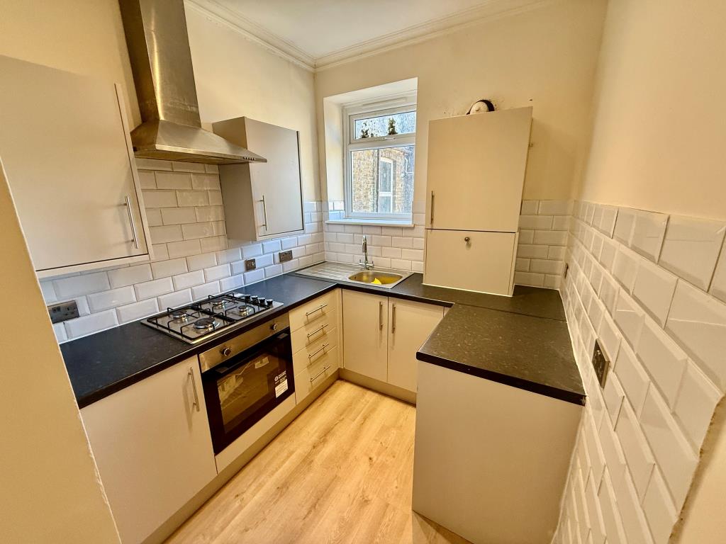 Lot: 8 - WELL PRESENTED TWO-BEDROOM FLAT - Modern kitchen
